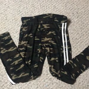 camouflage soft leggings with white lines